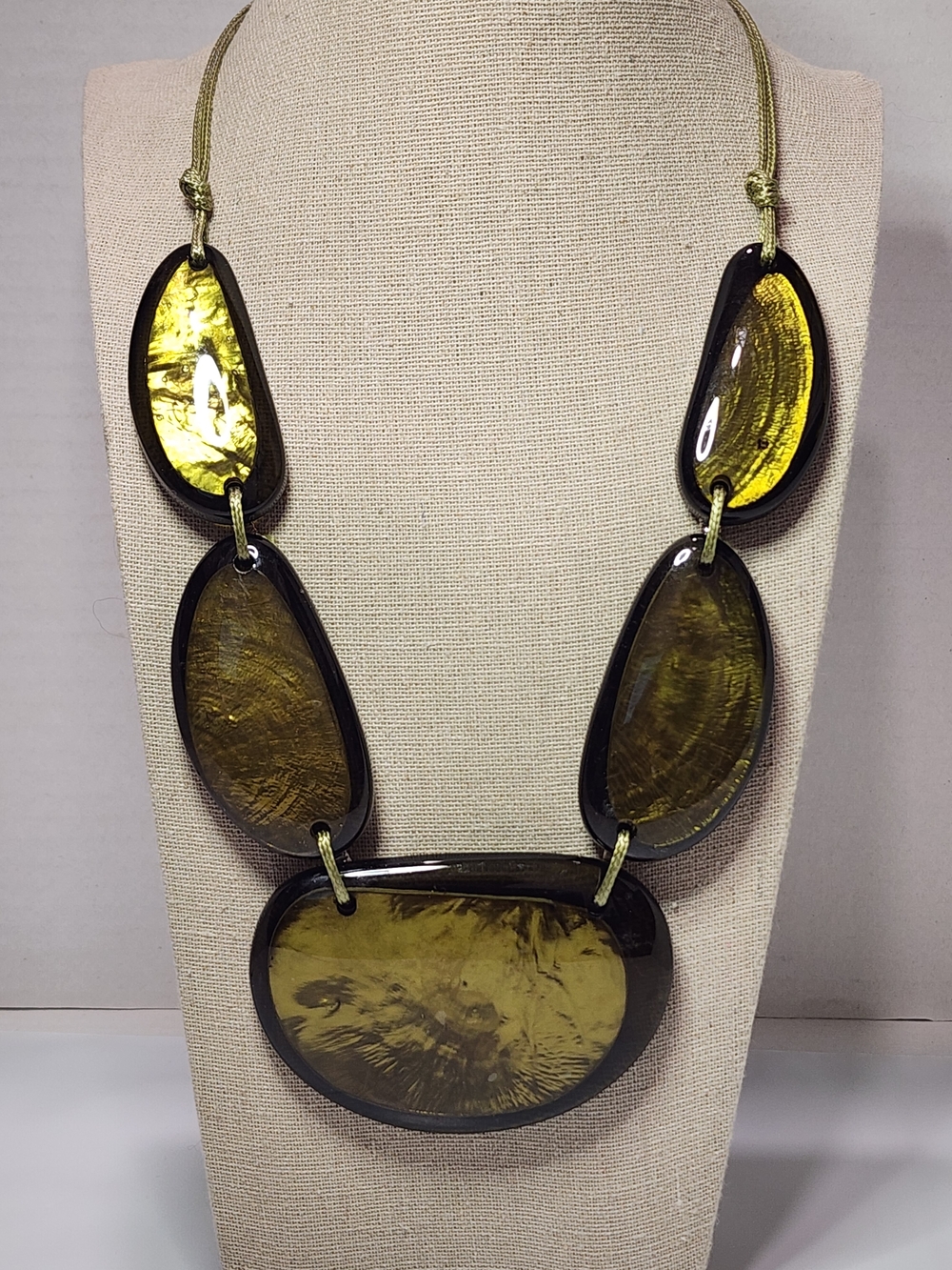 Vintage Chunky Green Oval Encased Mother Of Pearl Necklace 20”